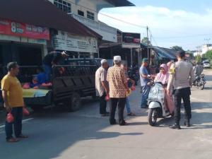 Tokoh Masyarakat di Karimun Bagikan Ratusan Paket Takjil untuk Warga
