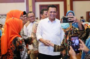 Gubernur Ansar Ahmad Berikan Bantuan dan Insentif untuk Masyarakat Tanjungpinang