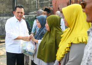 Warga Tanjung Unggat Terima Bantuan Sosial dari Gubernur Kepulauan Riau