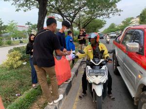 Pemuda Gereja dan GAMKI Kepri Bagikan Takjil di Batam