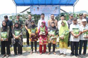 Pengusaha Batam, Hasim, Beri Bantuan 6.500 Karung Beras untuk Masyarakat Belakang Padang