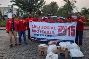 PSI Kepri Tebar Ratusan Takjil Berbuka di Jalanan Batam