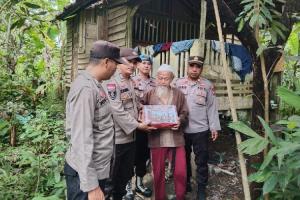 Polsek Daik Lingga Salurkan 50 Paket Sembako untuk Warga Kurang Mampu