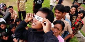 Alat yang Bisa Digunakan untuk Menyaksikan Gerhana Matahari Hibrida Hari Ini