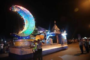 Festival Lampu Colok dan Pawai Mobil Hias Semarakkan Malam Lebaran di Batam