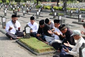 Jadi Agenda Rutin, Berikut Adab Ziarah Kubur saat Lebaran Sesuai Sunnah