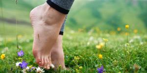 Mengatasi Bekas Luka yang Menghitam pada Kaki dengan 8 Perawatan Alami
