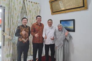 Silaturahim Lebaran, Waka II DPRD Kepri dan Konjen Singapura Nikmati Bakso Sederhana