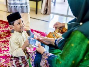 4 Barang Bermanfaat yang Bisa Dibeli dari Uang Angpao Lebaran Anak