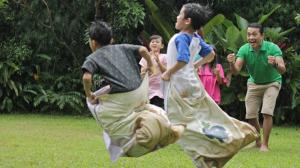 Balap Karung hingga Makan Kerupuk, Permainan Rakyat Menghibur Selama Lebaran