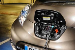 Mobil Listrik VS Bensin: Apa yang Perlu Diperhitungkan Selain Harga?