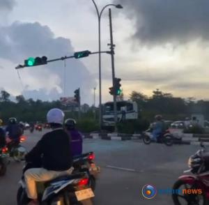 Kecelakaan Lalu Lintas di Simpang Kabil: Truk Tabrak Lampu Merah dan Minibus Terjun ke Parit, Sopir Truk Diduga Kabur