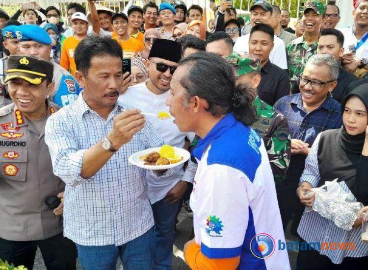 Pemotongan Tumpeng oleh Wali Kota Batam Tutup Aksi May Day Buruh