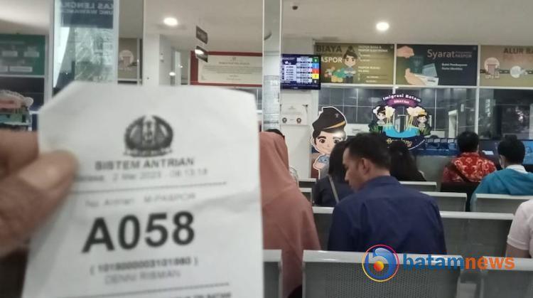 Kekacauan Antrean Paspor di Batam, Imigrasi: Sistem Antrean M-Paspor Tak Berlaku