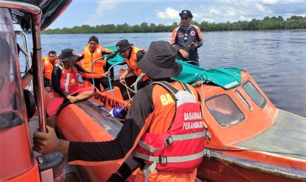 Dihantam Gelombang, Pompong Terbalik di Sungai Gaung Inhil Riau, Tim SAR Masih Lakukan Pencarian 1 Korban Hilang