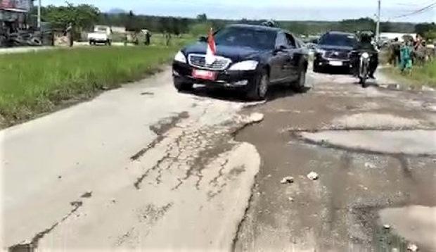 Akhirnya, Presiden Jokowi Menyaksikan Sendiri Kondisi Jalan Rusak di Lampung
