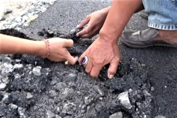 Aspal Baru Hanya Bertahan Dua Hari, Jalan di Kecamatan Rumbia Lampung Kembali Rusak