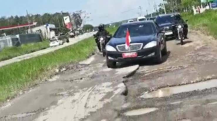 Jokowi Minta Warga Laporkan Jalan Rusak via IG dan Twitter
