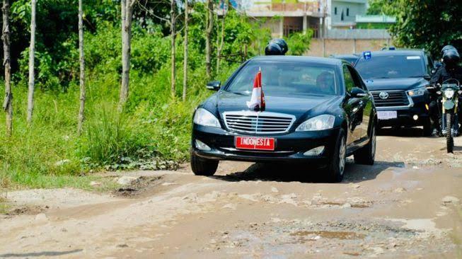 Momen Jokowi Duduk Tenang Jajal Jalan Rusak dan Berlubang di Lampung