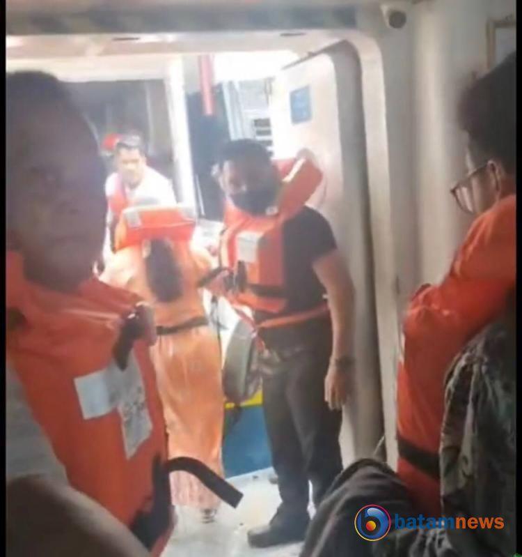 BREAKING NEWS: Kapal Ferry Queen Star 2 dari Singapura ke Batam Terbakar, 62 Penumpang Dievakuasi 
