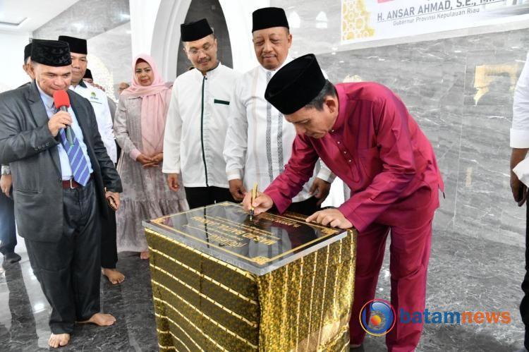 Gubernur Ansar Hadiri Peresmian Masjid Baitul Jannah di Sekupang dan Ajak Masyarakat Aktif Memakmurkan Masjid