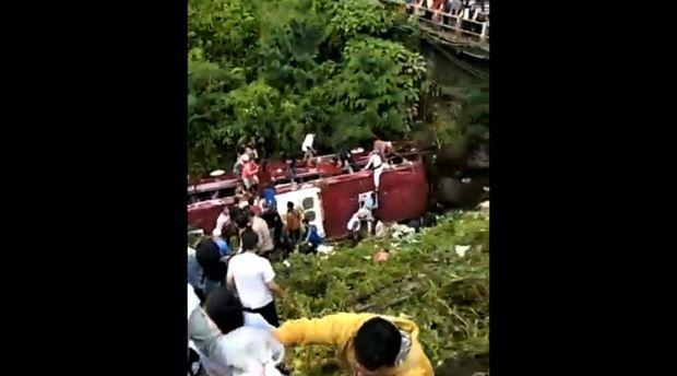  Tragedi Bus Pariwisata Terjun ke Sungai di Guci Tegal: Kecelakaan Mengerikan saat Parkir