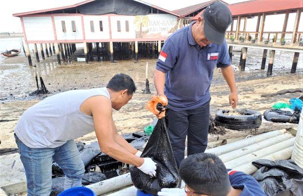 Warga Kampung Melayu Batam Temukan Limbah B3 dalam Karung, Meningkatkan Kekhawatiran akan Pencemaran Lingkungan