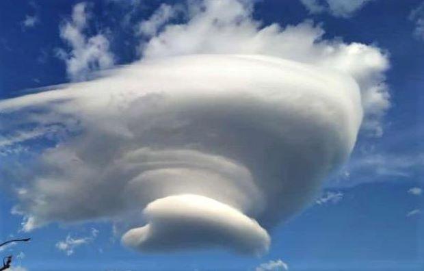 Kejadian Langka: Awan Berbentuk Topi Muncul di Ranai Natuna dan Menjadi Viral