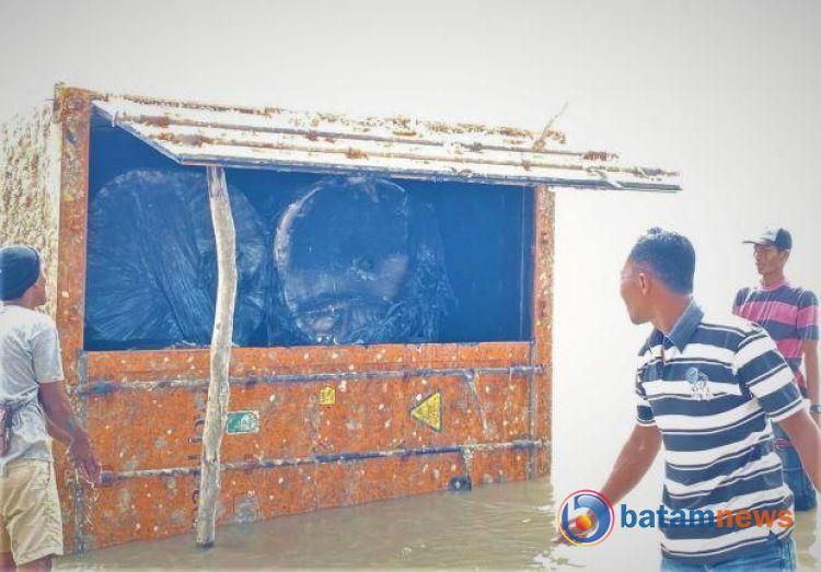 Penemuan Peti Kemas di Perairan Karimun Ternyata Berisi Gulungan Kertas Tissue