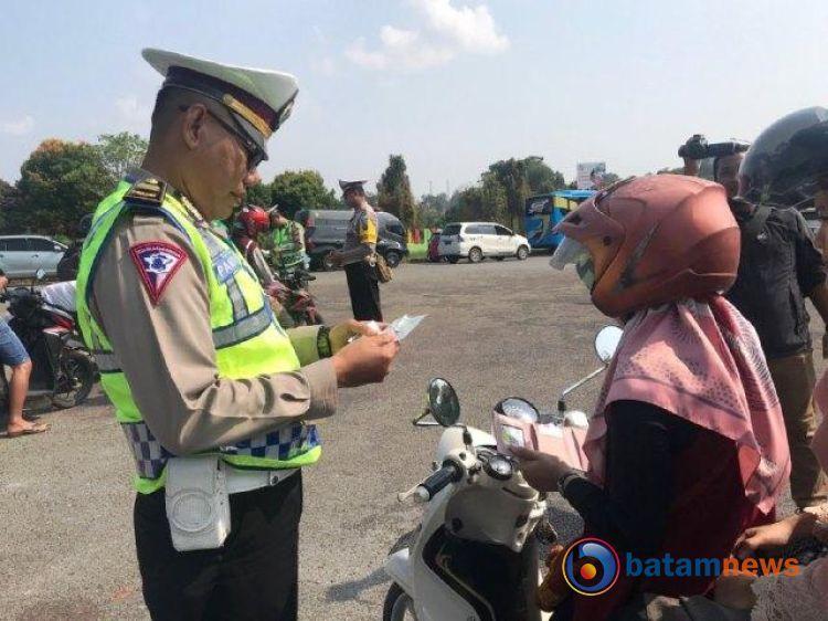 Polda Kepri Kembali Terapkan Tilang Manual ke Pengendara yang Melanggar
