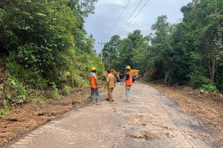 Penyebab Jalan Cepat Rusak: Kualitas Aspal hingga Beban Berat