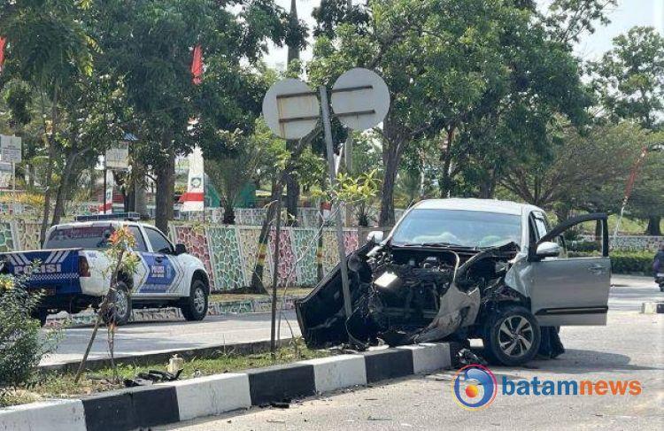 Kecelakaan di Depan Masjid Agung Karimun: Truk Tabrak Mobil Avanza Veloz