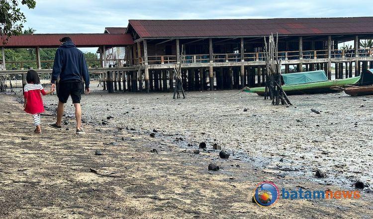 Jejak Limbah Minyak di Pantai Kampung Melayu: Dari MT Pablo hingga Pantai Stress