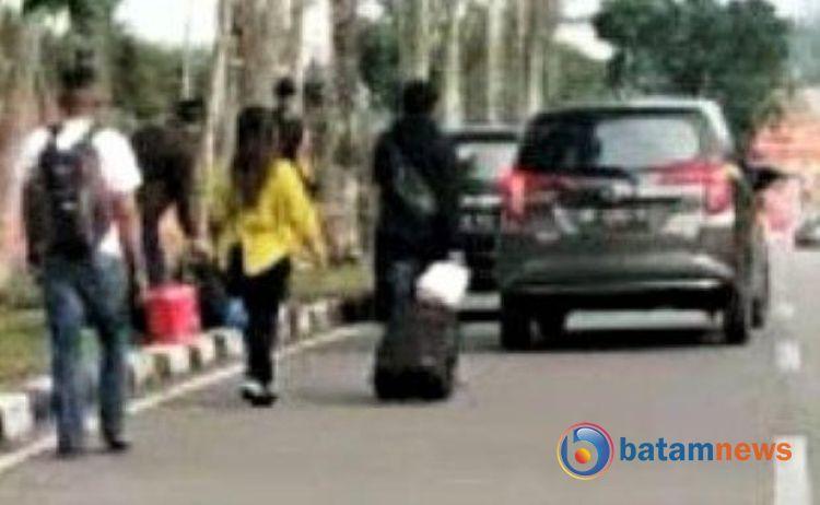 Keluhan Penumpang Bandara Batam: Berjalan Kaki Hingga 2 Km ke Penjemputan Taksi Online