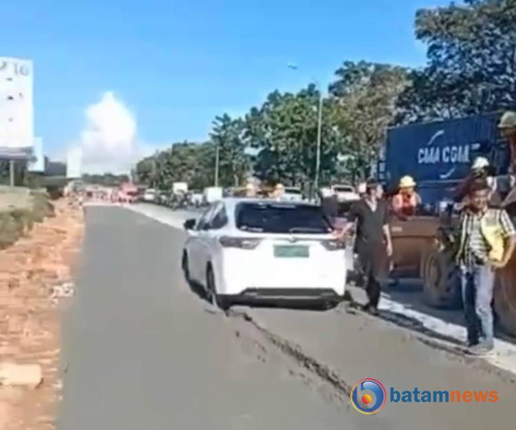 Mobil Mewah Harrier Terperangkap di Jalan Raya yang Tengah Dicor, Pengemudi Panik