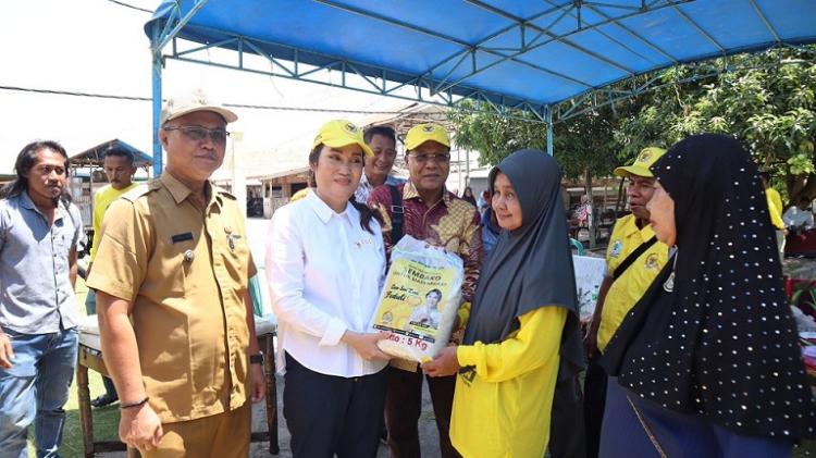 Cen Sui Lan Tinjau Proyek Bedah Rumah, Pamsimas hingga Bagi-bagi Beras di Desa Mensanak Lingga