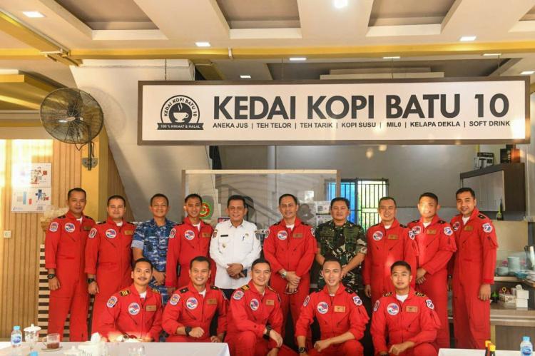 Aksi Luar Biasa Jupiter Aerobatic Team TNI AU, Gubernur Kepri Berharap Kerjasama dalam Event Akbar
