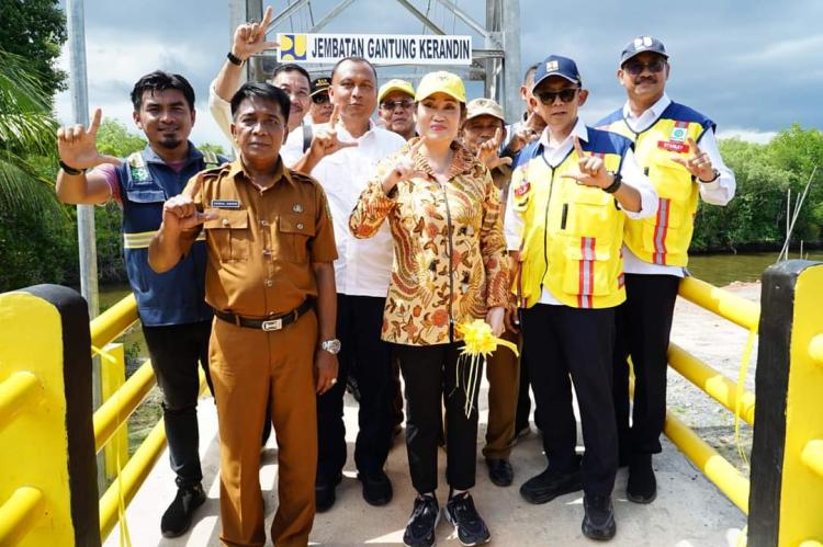 Cen Sui Lan Resmikan Jembatan Gantung Kerandin-Pekaka Senilai Rp 7 Miliar
