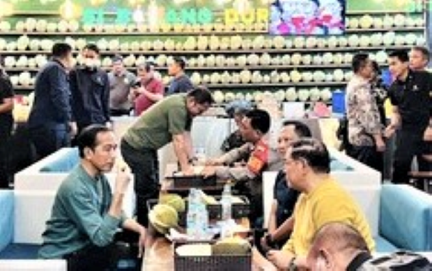 Jokowi Penuhi Janji Traktir Para Menteri dan Gubernur Sumut Makan Durian Medan, Timnas Juara SEA Games