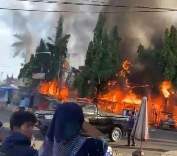Kebakaran Menghanguskan 40 Lapak PKL di Pasar Raya Padang: Beredar Isu Sengaja Dibakar