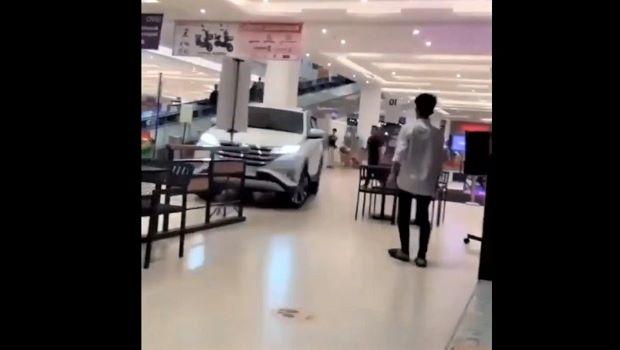Insiden Mobil Terobos Transmart Padang Viral: Pegawai Honorer Bawaslu Payakumbuh Diduga Mengalami Stres
