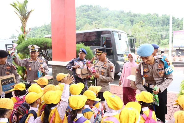 Polres Lingga Kenalkan Profesi Polri ke Anak-anak TK di Singkep