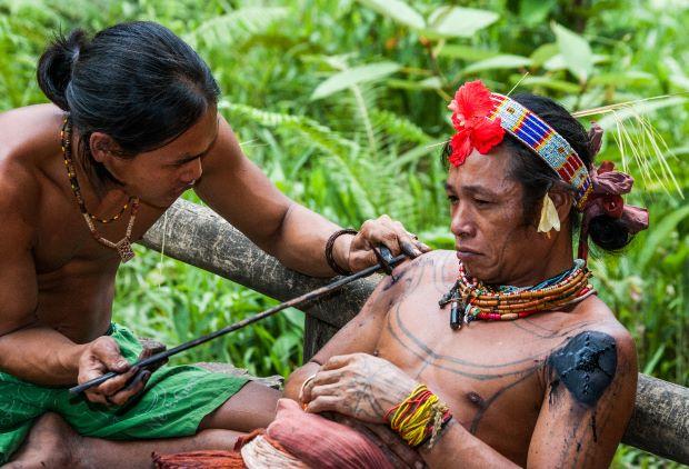 Keajaiban Tato Suku Mentawai: Jejak Sejarah Tato Tertua di Dunia dan Filosofinya