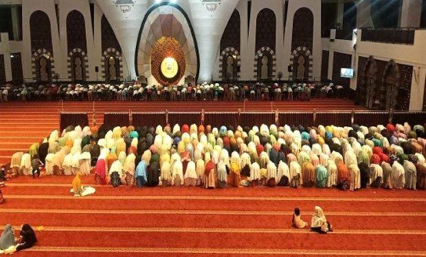 Kontroversi Pemecatan Imam Masjid Raya Sumbar Tersebar di Media Sosial