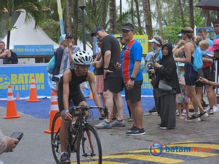 Kerja Keras dan Determinasi Daffa Anugrah Pratama Membawa Kemenangan di Batam Triathlon 2023