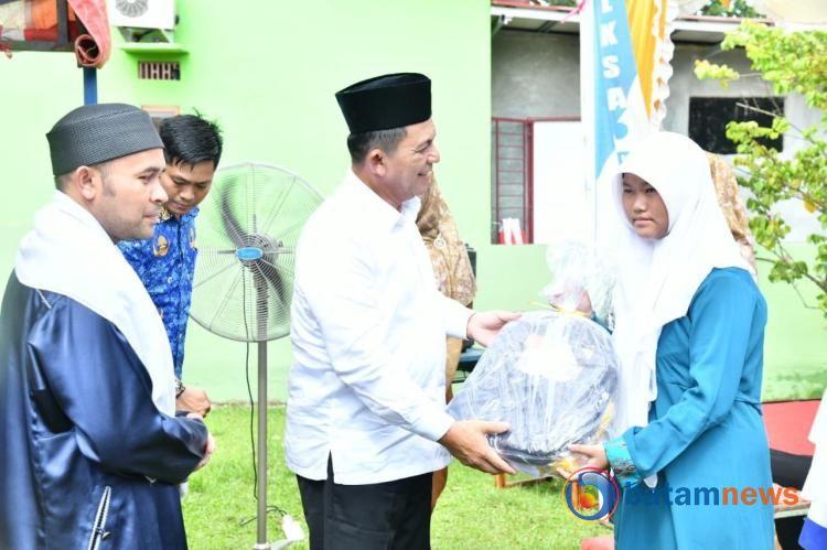 Gubernur Ansar Serahkan Bantuan untuk Anak Yatim di Seluruh Kota Batam: Mewujudkan Tanggung Jawab Pemerintah