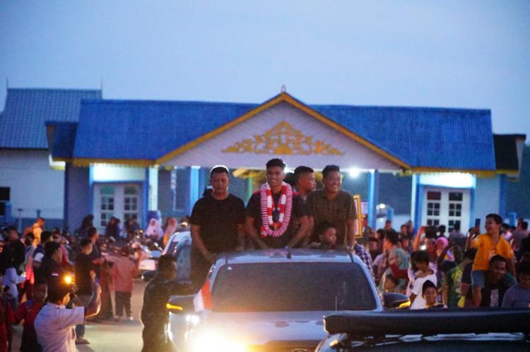 Pulang Kampung, Striker Timnas U-22 Ramadhan Sananta Diarak Keliling Daik Lingga