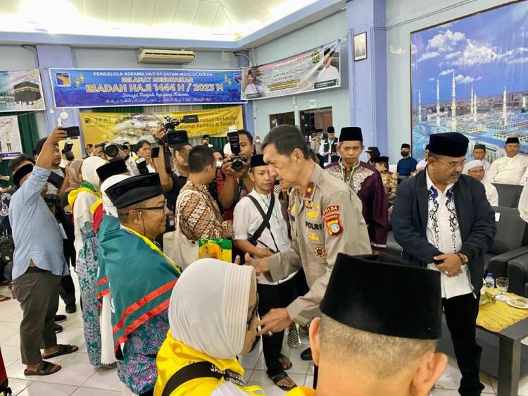 Gubernur Ansar Lepas Keberangkatan 367 JCH Kloter Pertama Embarkasi Batam