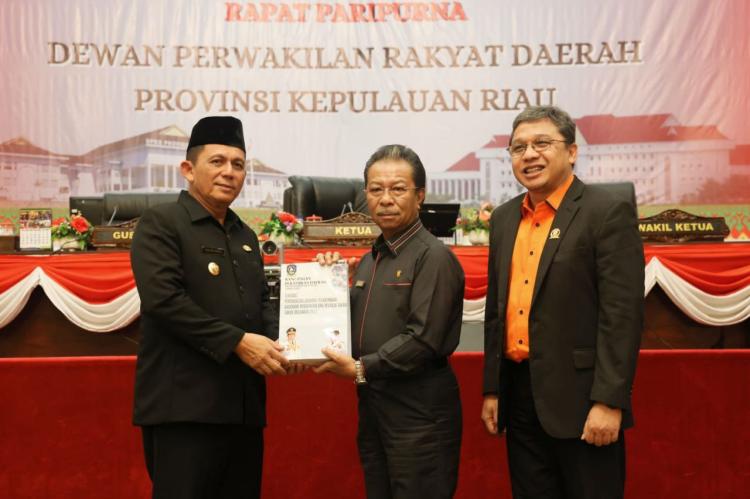 Gubernur Ansar Serahkan Ranperda Pertanggungjawaban Pelaksanaan APBD 2022 ke DPRD Kepri