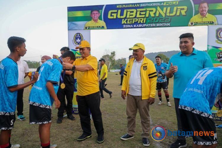 Bintan Muda FC Menjadi Juara Piala Gubernur, Piala Diberikan Oleh Gubernur Ansar
